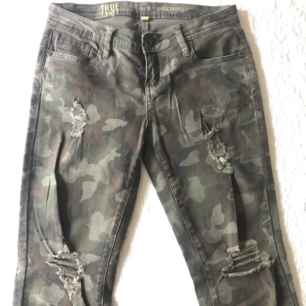 True Craft size 3 ankle skinny camo jeans w holes